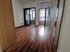 名居广场 新出房源，户型方正，花园中间，住家安静舒适