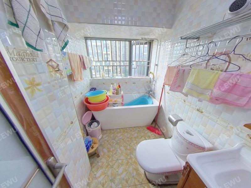 深圳信义金御半山名门卫生间照片_信义金御半山名门 4室2厅88.51m²满五唯一