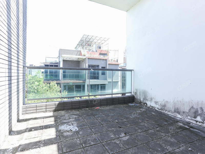 中山海伦堡六期阳台照片_海伦堡六期 别墅好房。毛坯。自己装修