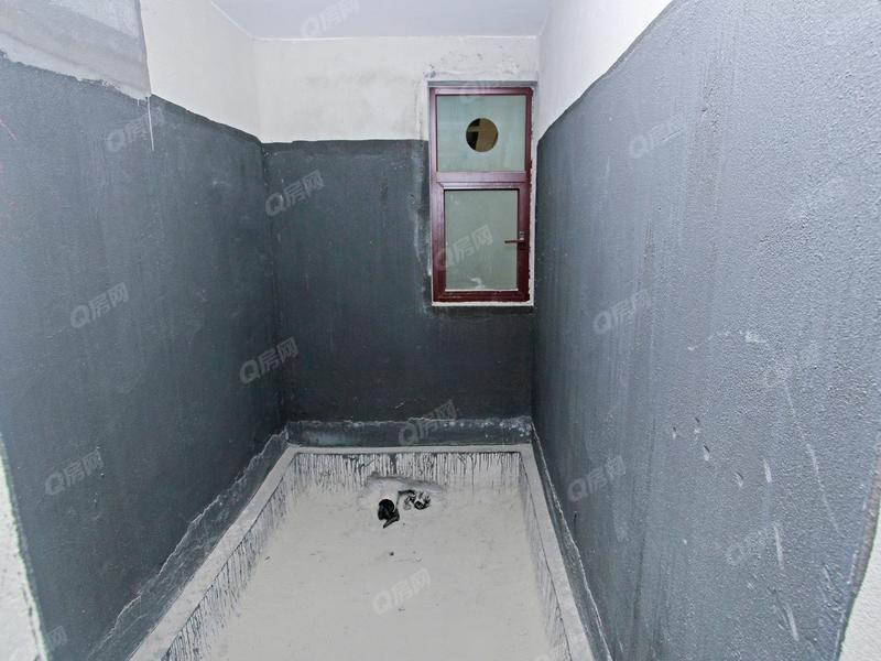 中山御龙山花园3期卫生间照片_御龙山花园3期 3室2厅114m²毛坯