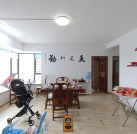 中央悦城花园 新出房源，户型方正，花园中间，住家安静舒适