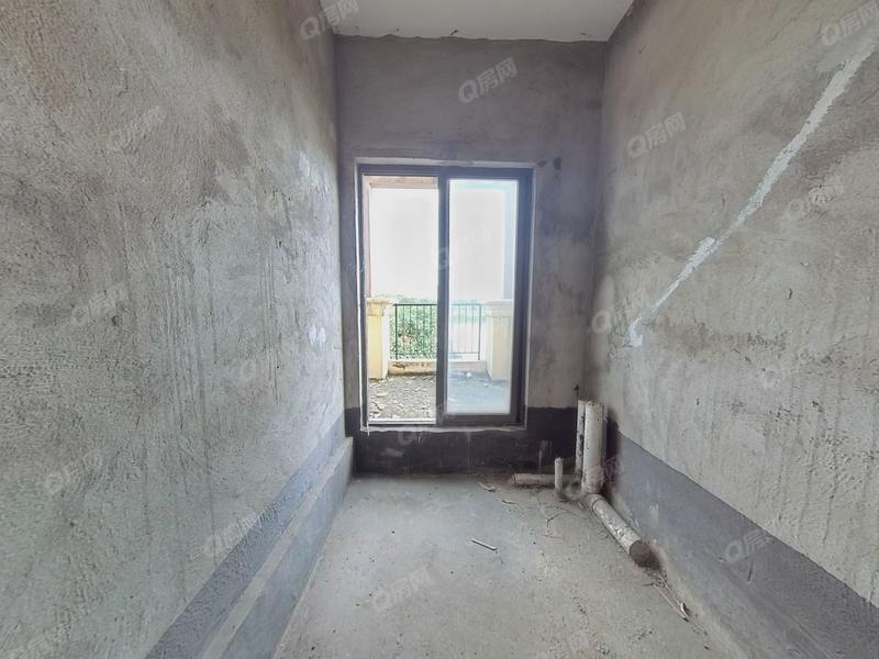 中山中山奥园爱琴湾一期卫生间照片_中山奥园爱琴湾一期 4室2厅237.89m²毛坯  