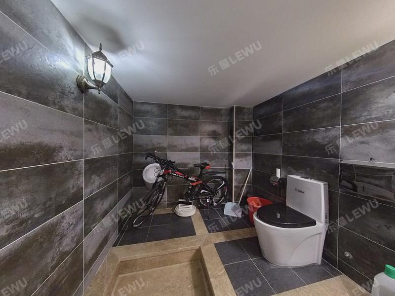 中山云山雅墅二、三期卫生间照片_云山雅墅二、三期 豪华精装！6室4厅260m²精装修！