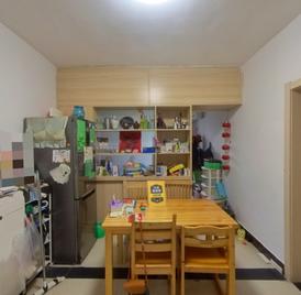 二轻局宿舍 淮河路杏花公园旁，精装三室一厅，中间楼层。