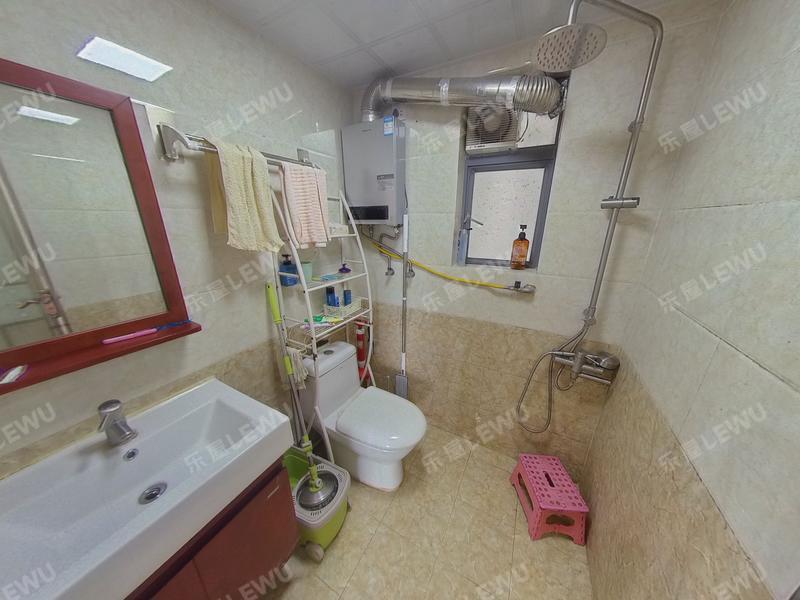 深圳布吉中心花园卫生间照片_布吉中心花园 首付45万 精装两房 高楼层 满5年 业主急卖