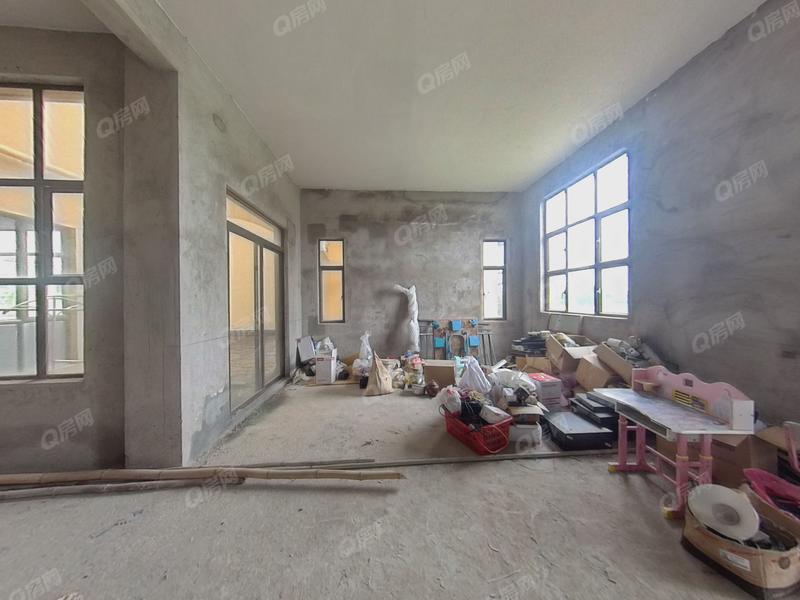 中山中山奥园爱琴湾一期客厅照片_中山奥园爱琴湾一期 4室2厅237.89m²毛坯  